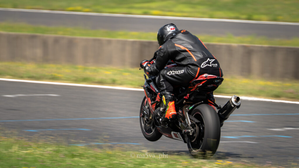 photographie motard sur circuit