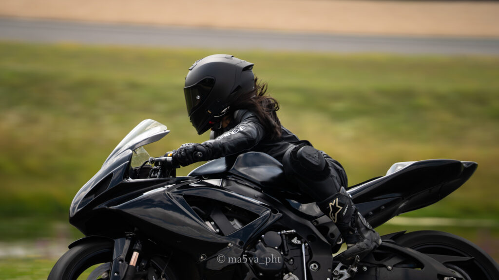 photographie de moto sur circuit