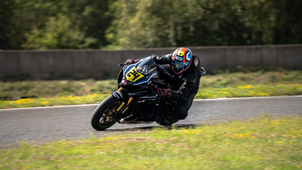 photo d'un motard roulant sur piste